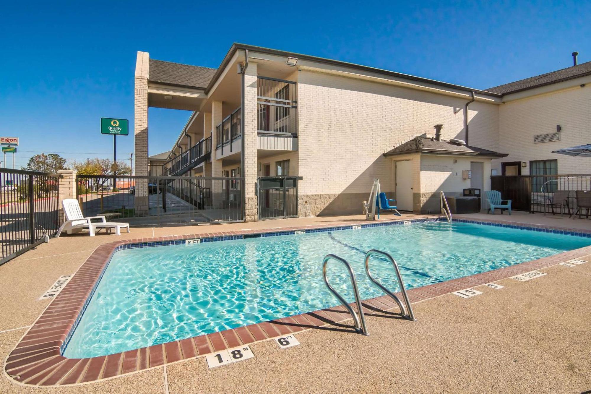 וות'רפורד Quality Inn & Suites מראה חיצוני תמונה