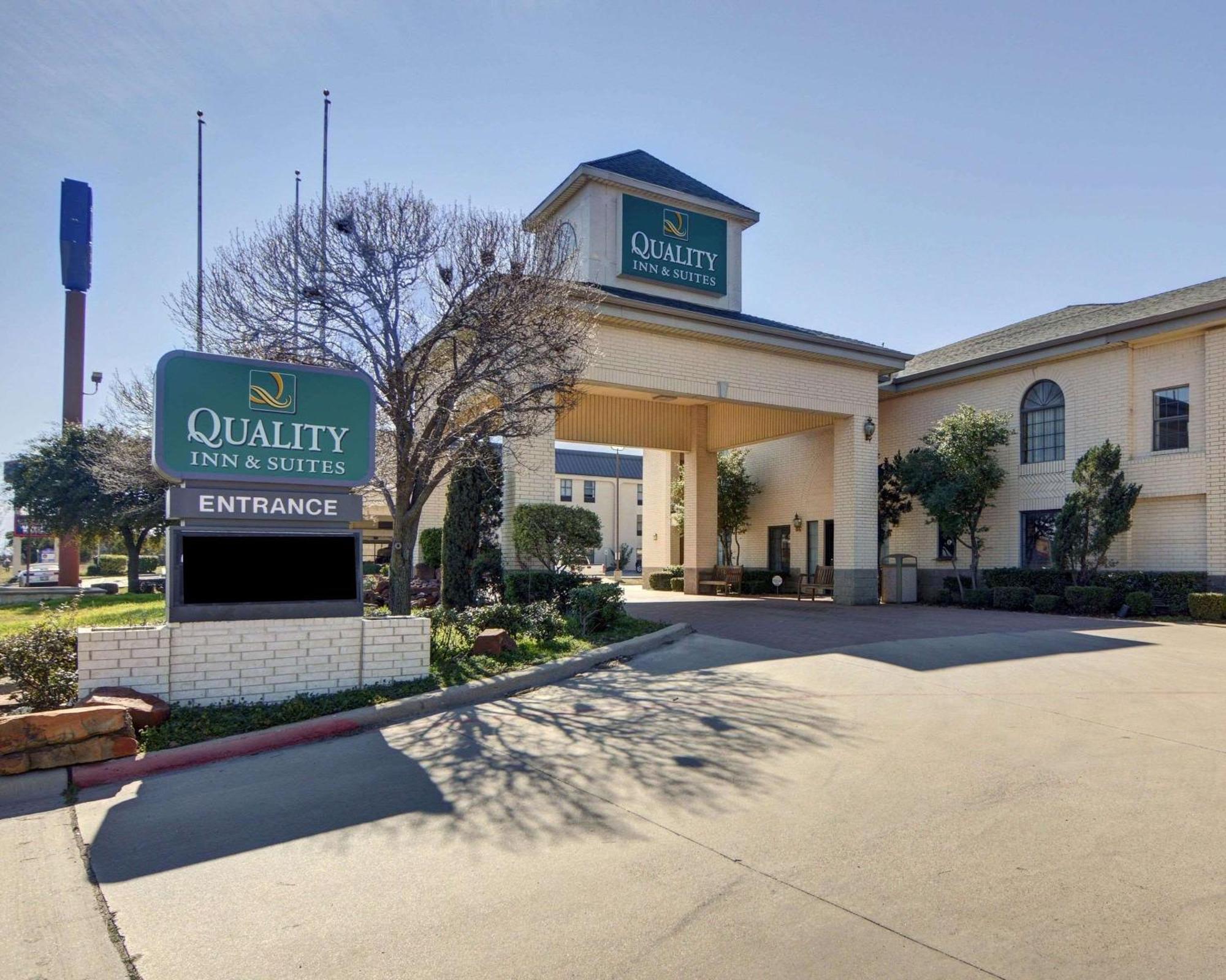 וות'רפורד Quality Inn & Suites מראה חיצוני תמונה