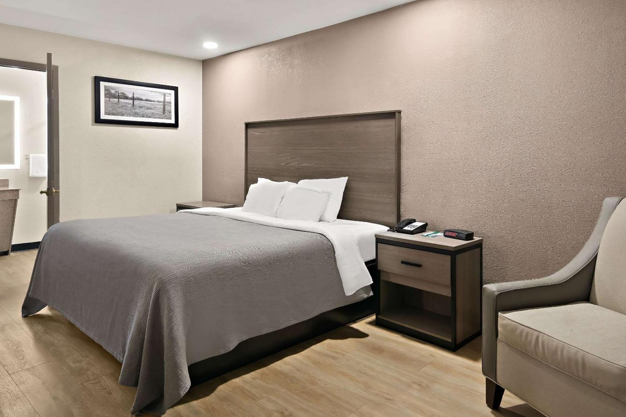 וות'רפורד Quality Inn & Suites מראה חיצוני תמונה