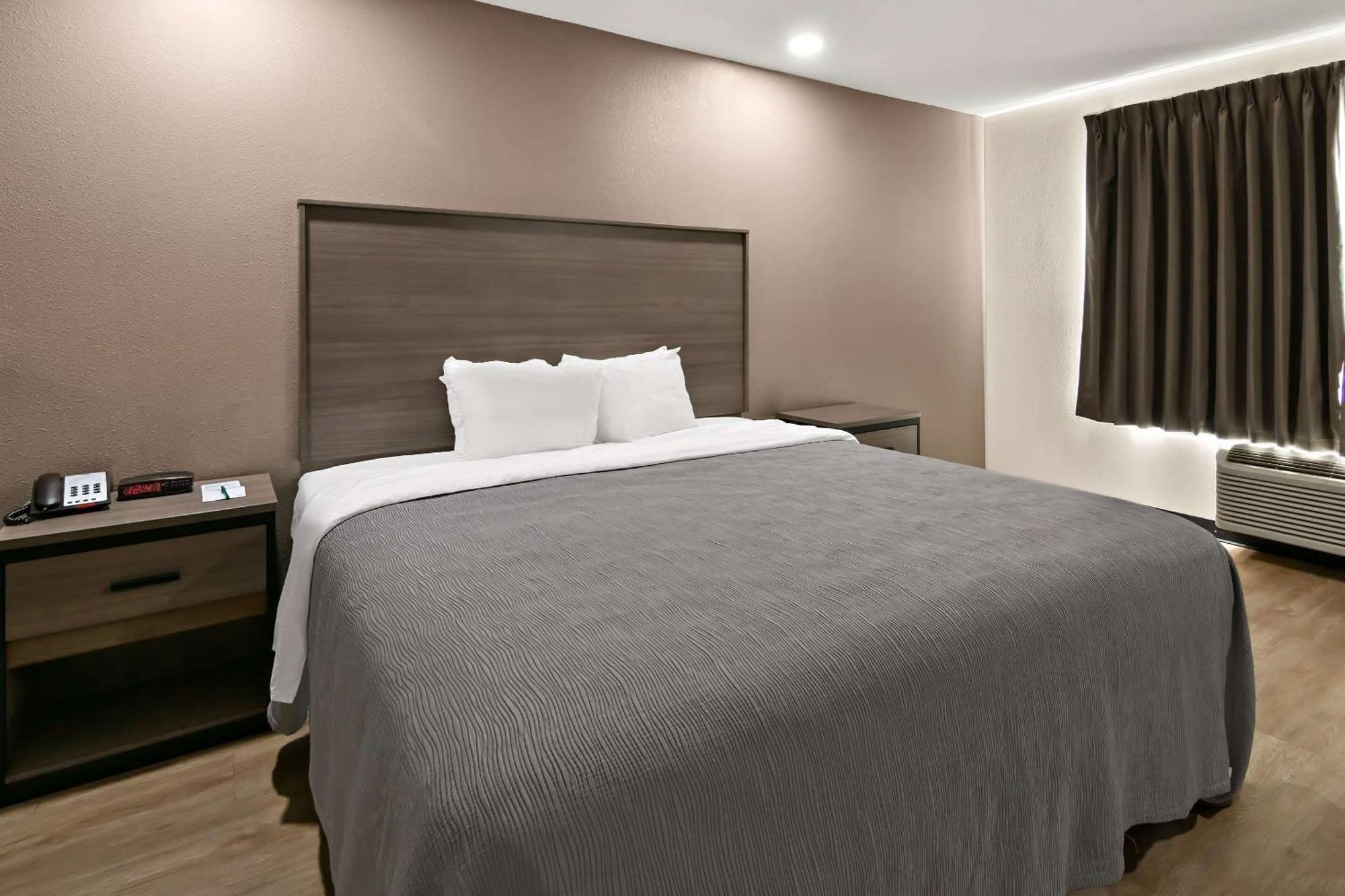 וות'רפורד Quality Inn & Suites מראה חיצוני תמונה
